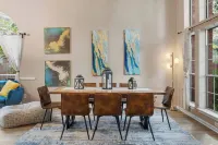 บ้านแสงส่องสว่างพร้อมสระว่ายน้ำและอ่างน้ำร้อน ห้องเกม