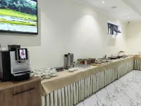 Reikartz Qarshi Hoteles cerca de Kurant