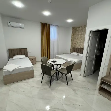 Luxe Plaza Hotel near EVN Zvartnots airport Отели в г. Паракар