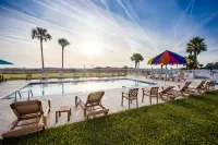 Days Inn & Suites by Wyndham Jekyll Island - Beach