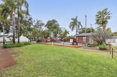 Central Caravan Park Отели в г. Кавершам