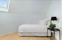 Wonderfully Located, 2bedroom, Balcony Hotels in Skjong