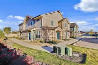 | Hounslow way | Elegant 2 bedroom townhome | Namp Hotels in Nampa