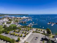 Stylish Decor and Modern Conveniences - Charming Downtown Retreat