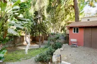 Wrap Around Windows and Open Floor Plan - Charming Secluded Haven Hotels in Silver Lake