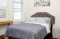 Charming 3-bedroom house in welcoming Philadelphia with AC, WiFi Hotel a 