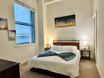 Downtown 2 bedroom Oasis with free parking โรงแรมใน