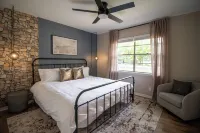 River Run Retreat - Cowboy Pool, Fire Pit & Pool Table! Close to Campus & River