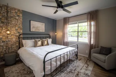 River Run Retreat - Cowboy Pool, Fire Pit & Pool Table! Close to Campus & River Hotels near Marshalls
