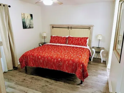 Saluda Retreat - A Quiet Riverfront Stay Minutes from Downtown Columbia Hotel dekat Bandara Metropolitan Kolumbia