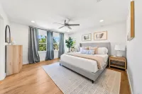 Holiday Home: Saltwater Pool & Spa, Steps to Sand, King Beds