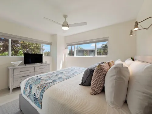 Banyan Tree 300: Gorgeous, New Unit 20 ft from Beach w/ Stunning Ocean Views/AC!