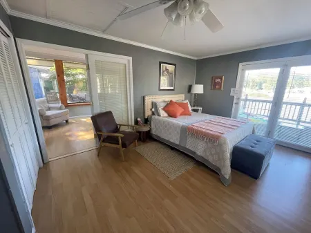 Charming 3-bedroom home on beautiful High Rock Lake with Private Boat Dock