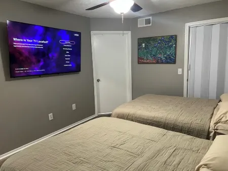 Luxe Condo Double Bed Bliss Getaway near Disney Отели рядом с достопримечательностью «Джайв Кидс Уорлд Виллидж»