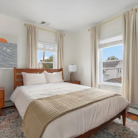 Urban Retreat: Bright, Stylish Top-Floor Apartment Near Universities & Dining
