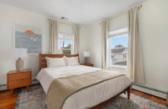 Urban Retreat: Bright, Stylish Top-Floor Apartment Near Universities & Dining