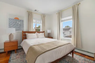 Urban Retreat: Bright, Stylish Top-Floor Apartment Near Universities & Dining