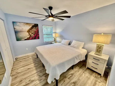 Heart of GNV with King beds, High speed Internet and 75 inches small TV