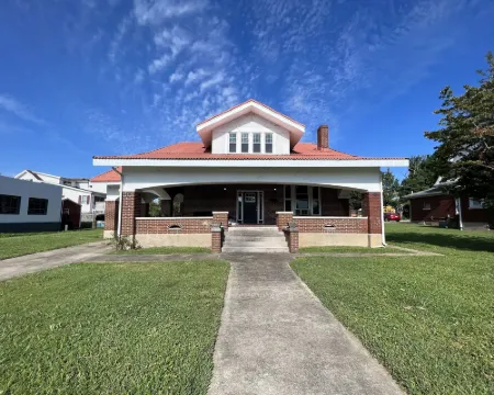 Homestay on Main by Twin Lakes Creamery Hotels in Grayson County