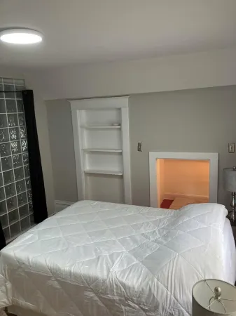 Art Pennington 4-bedroom house with WiFi in Cedar Rapids NewBo / Czech Village Отели в г. Сидар-Рапидс