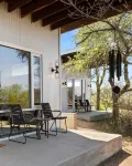 Lazo House - A Riverfront Retreat Отели в г. Ллано