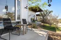 Lazo House - A Riverfront Retreat Отели в г. Ллано