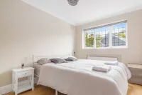 Cozy Maisonette in Langley Vale Hotels in Epsom