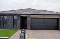 Modern and Cosey 4 Bedroom House Walk to Beach Hotels in Portarlington