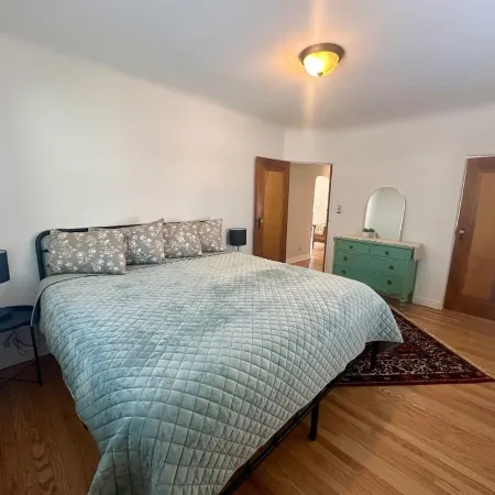 Modern Tree-Street Retreat/Walkable Location