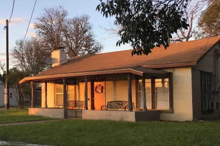 3 Sisters Crossroads Cottage with Big Porch, close to Lost Maples