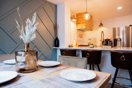 Stylish 3-bedroom house 2 min- COTA 5 min-TESLA 10 min- Airport 15 min-Downtown Отели рядом с Аэропорт Бергстром