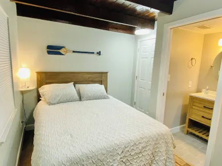 Cottage 36: Sunshine Suite - Waterfront Lodging in Downtown Tavares, FL