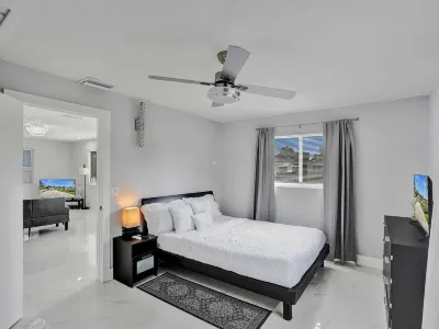 Modern 3 Bedroom House with Fenced Backyard, Near the Beach