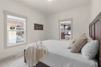 Farmhouse in Downtown Loveland with Hot Tub