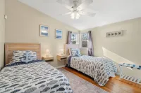 Charming 3-bed Lakehouse with Deck and Beach Hotels in 