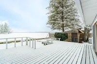 All Season Cottage on Manistee Lake