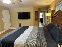 Serene Getaway with Hot Tub, Sauna, Firepit, Kayaks, Pontoon & Jet Ski Rentals! Hotels near Rivergate