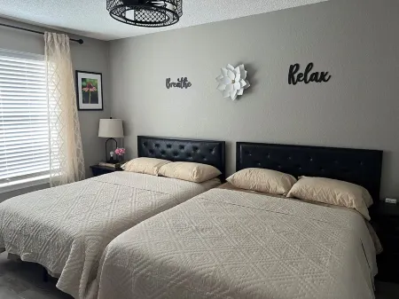 Cozy 2BD/2BTH Condo Near Disney Отели рядом с достопримечательностью «Джайв Кидс Уорлд Виллидж»