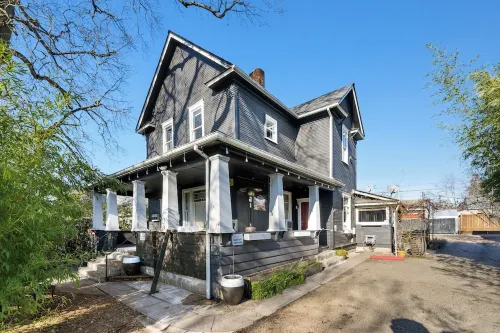 Downtown Walkable 1-bedroom Couples Retreat With Large Soaking Tub