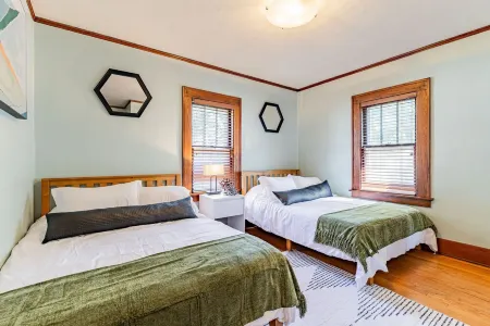 Modern Bungalow: spacious 3BR home near downtown Champaign & campus Отели рядом с достопримечательностью «Illinois Terminal»