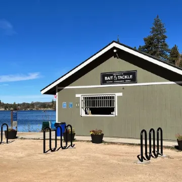Romantic, Pet-Friendly Cabin. 5-min walk to Lake. 2 BBQ + 2 Decks + Fire Pit/EV