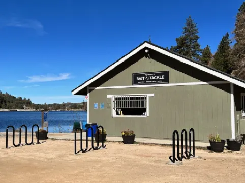 Romantic, Pet-Friendly Cabin. 5-min walk to Lake. 2 BBQ + 2 Decks + Fire Pit/EV