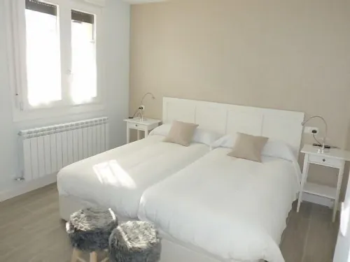 Casa San Nicolas for 12 people Hotels in Larrasoana