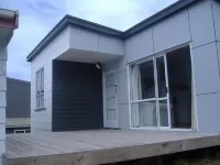 Whangamata Bach - handy to beach and shops Hotels in Whangamata