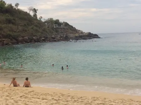 Tasteful Casita on a Quiet Street Near Beaches with Views! Отели рядом с достопримечательностью «Playa Carrizalillo»