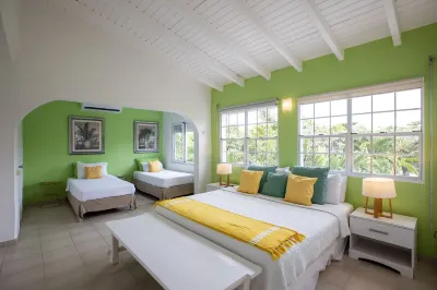 Villa Sunshine: Beachfront! 10 min. walk to the famous Maho Beach!