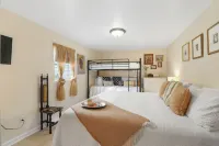 Walk to Jazz Fest- 5 beds, Private Patio, Parking, Grill, King Suite w/TV Hotels near National Square
