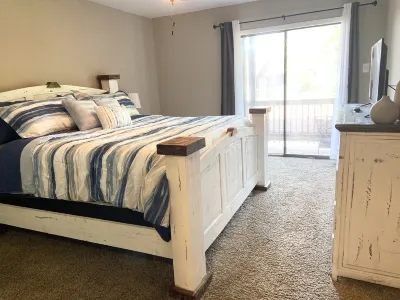 2B/2B Lake View Condo Hotels in 