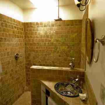 Artful, Rustic Backyard Cabin-Sustainable Ethic, Downtown 20 Min, 5-Star Shower Rooms