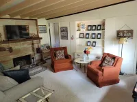 Cheerful 2 Bedroom Cottage with Hot Tub near Lake Hotels in West Shenango Township